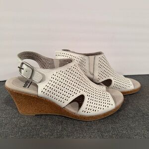 Earth Women's White Peep-Toe Sandals/size 7M